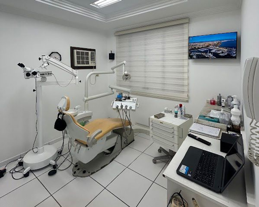 Consultório do Dr. Gabriel Riccio — sala de atendimento com equipamentos