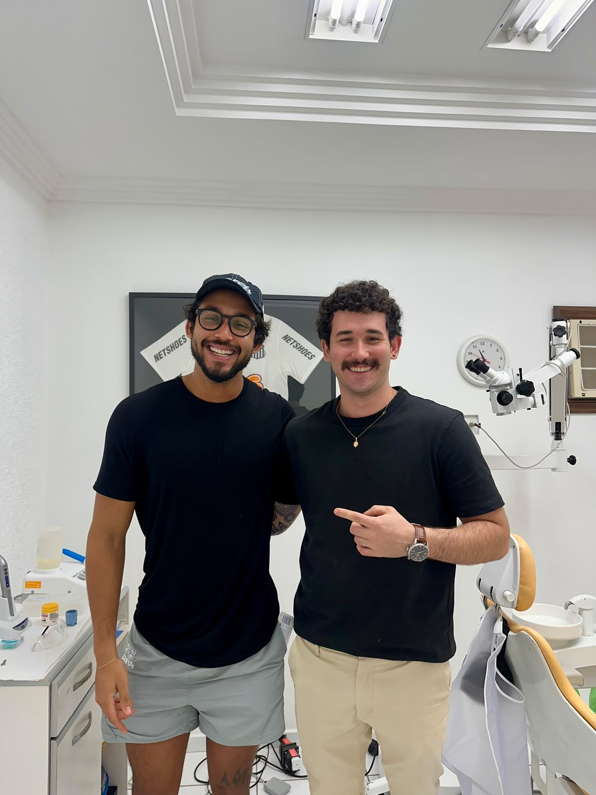 Dr. Gabriel Riccio com paciente no consultório
